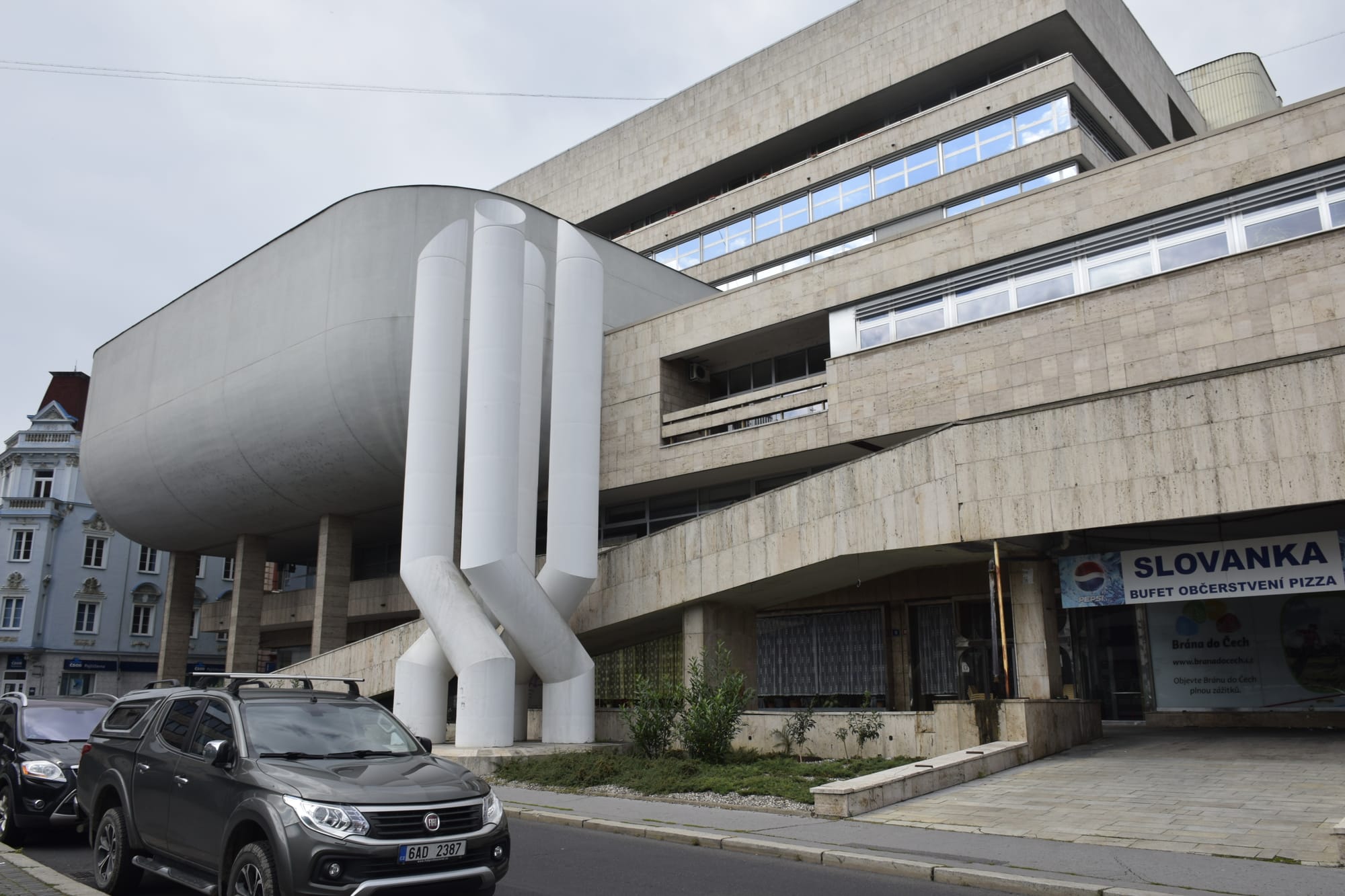 Ein großes Gebäude aus Beton, gebaut in den 1980er Jahren in Ústí nad Labem.