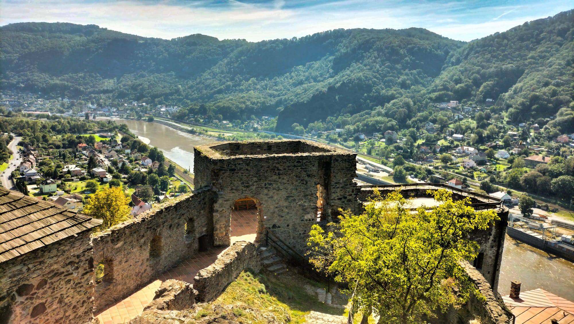 Blick von der Burg Schreckenstein hinab ins Tal der Elbe bei Ústí nad Labem.  